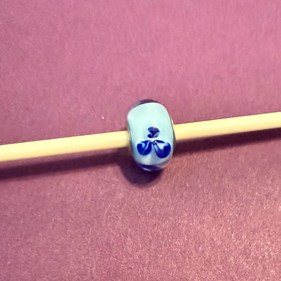 Trollbeads light blue flower glass bead. - Picture 6 of 6